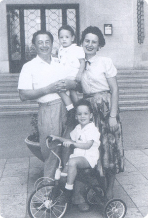 אברהם זנדמן עם אישתו גולדה ובניהם בחיפה בסוף שנות 1950