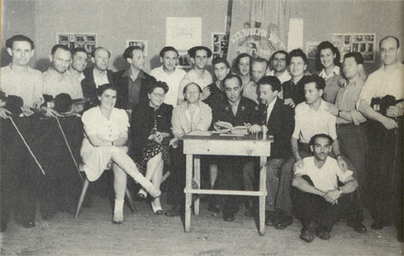 אסיפת פעילי תיאטרון הפועלים במחנה הפליטים ברגן-בלזן. אברהם זנדמן יושב לשולחן מימין